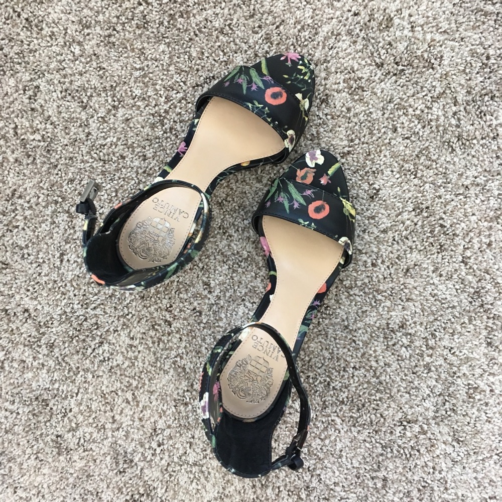 VINCE CAMUTO Sandals
